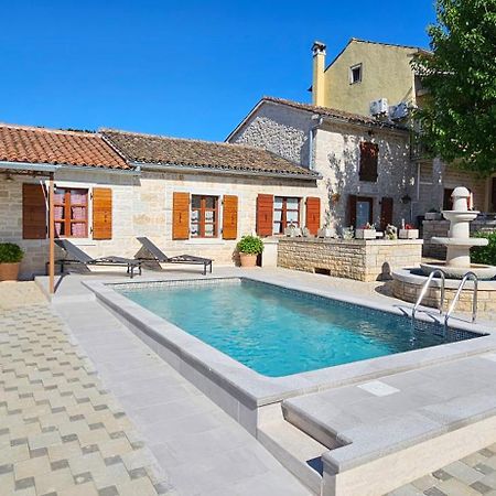 Apartments Vesna With Pool - New! Sveti Lovreč Pazenatički 外观 照片